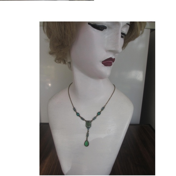 GREEN DROP NECKLACE AVON VINTAGE 1970`s - Picture 1 of 5